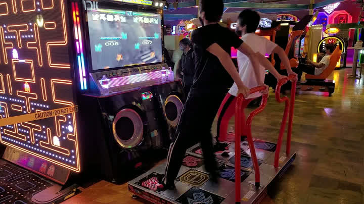 Imagem 1: Duas pessoas jogando Pump it Up